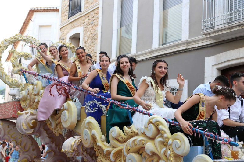 Les carrosses de Gata omplin el recorregut d’enginy, confeti,… i crítiques per l’entrada de bous “sorpresa” Les carrosses de Gata omplin el recorregut d’enginy, confeti,… i crítiques per l’entrada de bous “sorpresa”